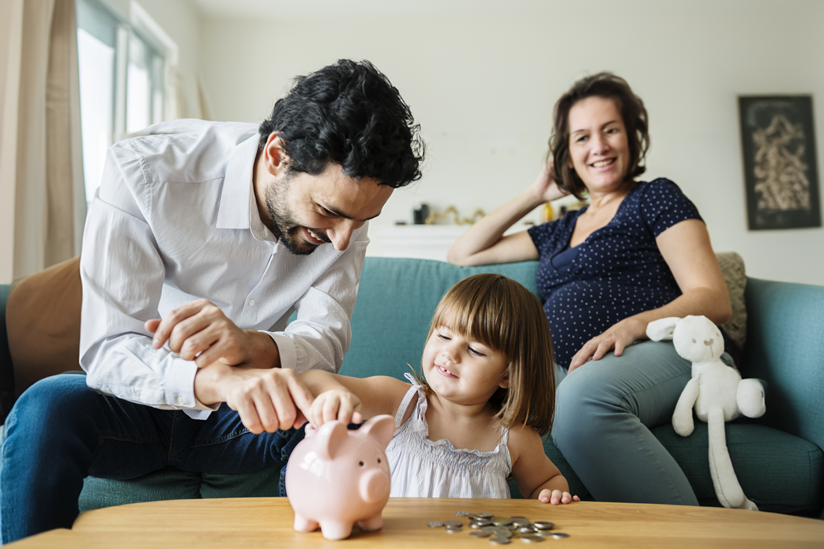 Rodina šetrí peniaze pomocou pokladničky v tvare prasiatka