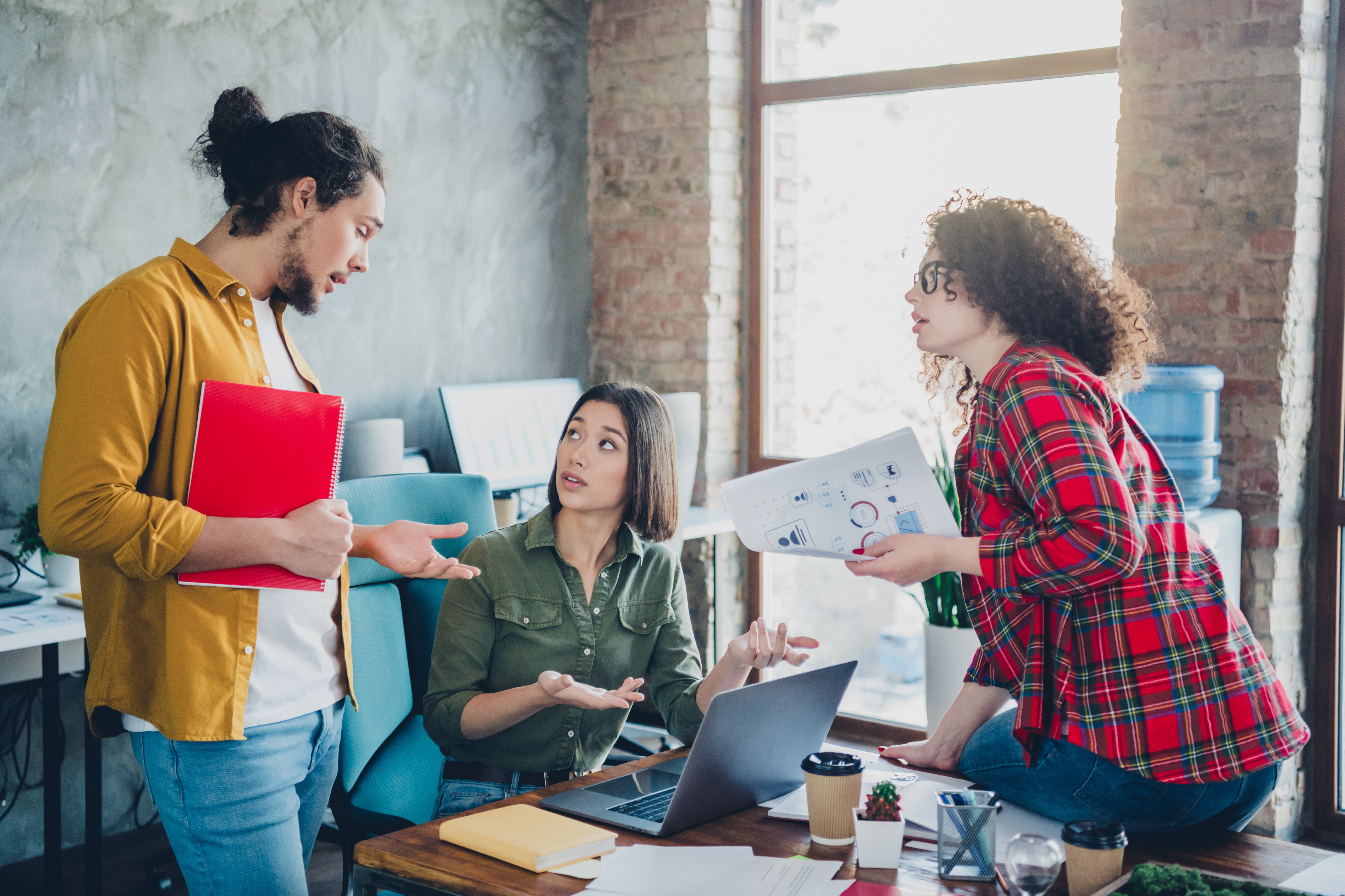 studenti-diskutuju-o-chybach-pri-investovani-a-pozickach studenti-diskutuju-o-chybach-pri-investovani-a-pozickach