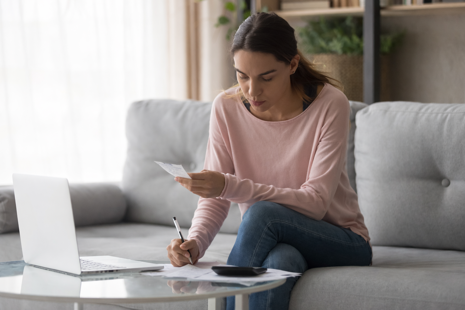 Revízia rozpočtu - kontrola účtov Kontrola mesačných účtov a zapisovanie položiek pri úprave rodinného rozpočtu.