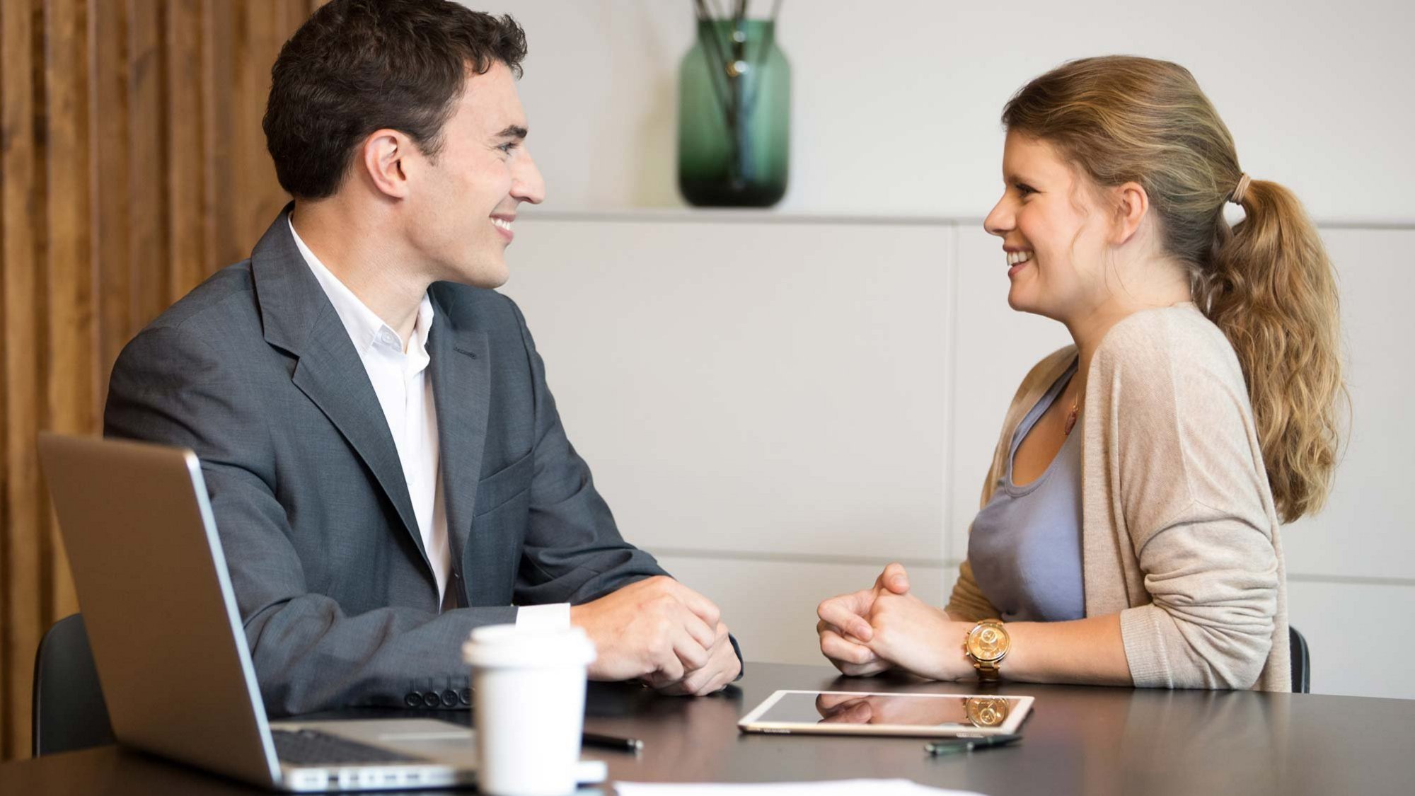 Finančný poradca na konzultácii so ženou