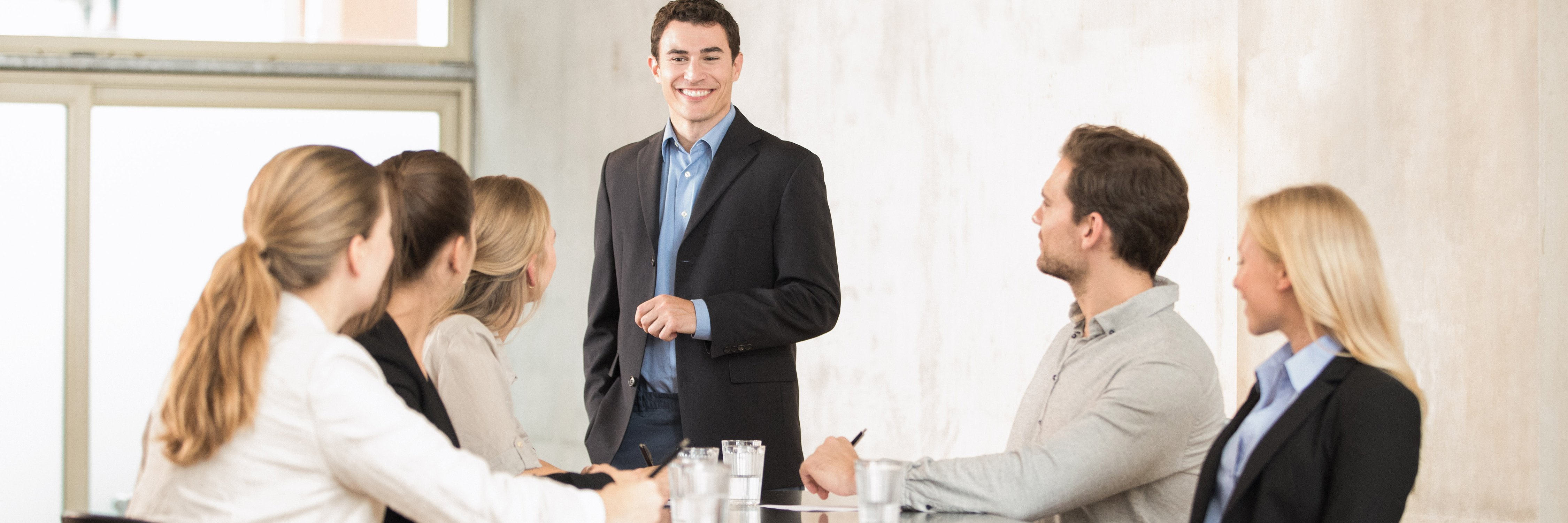  Finančný poradca prednáša pred klientmi