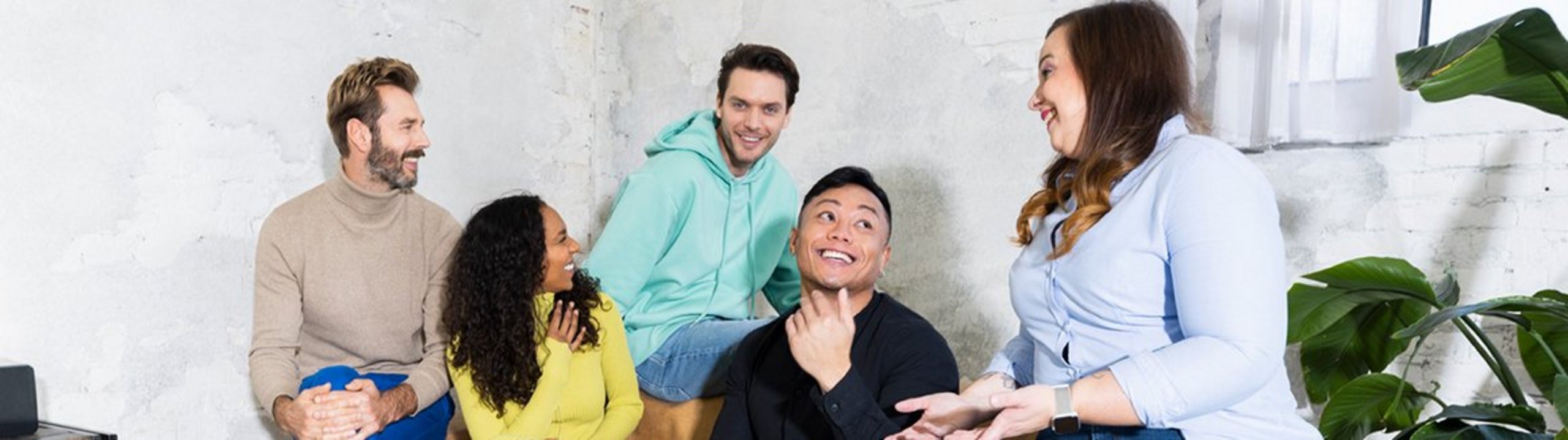 Skupina mladých ľudí v rozhovore - Blog OVB