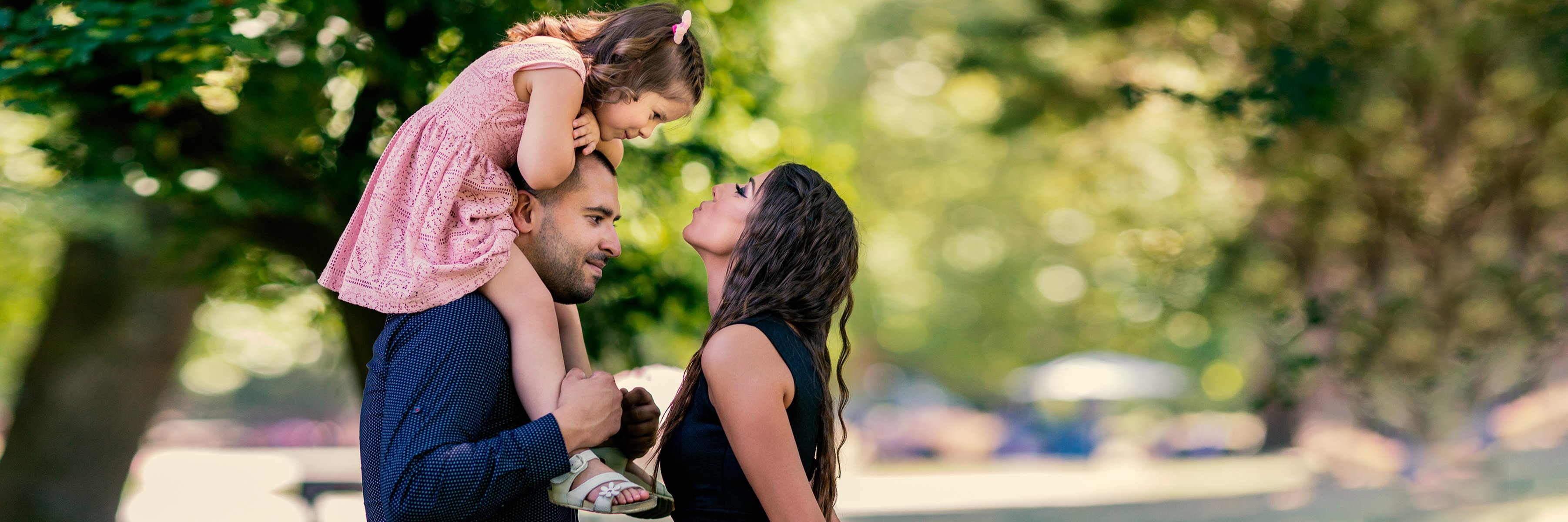 Mladá rodina s dieťaťom v parku