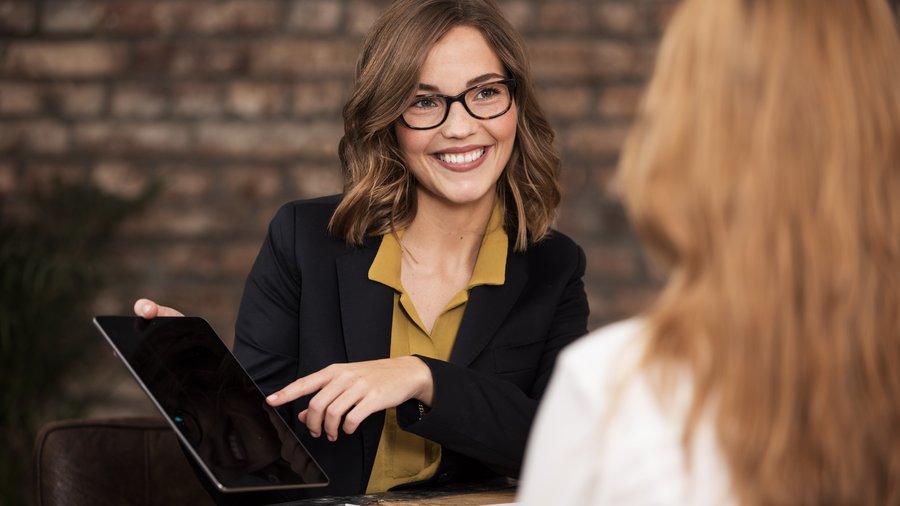 Finančná poradkyňa v rozhovore so zákazníčkou