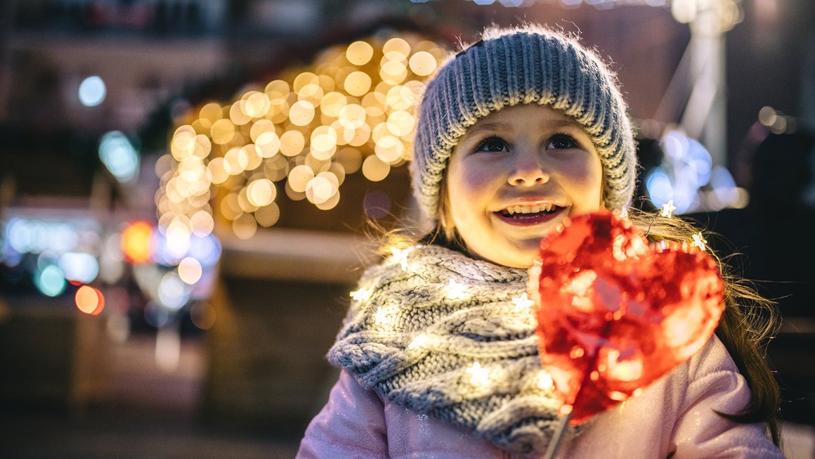 Dievča so srdcom a vianočnými svetlami - správne investovanie peňazí