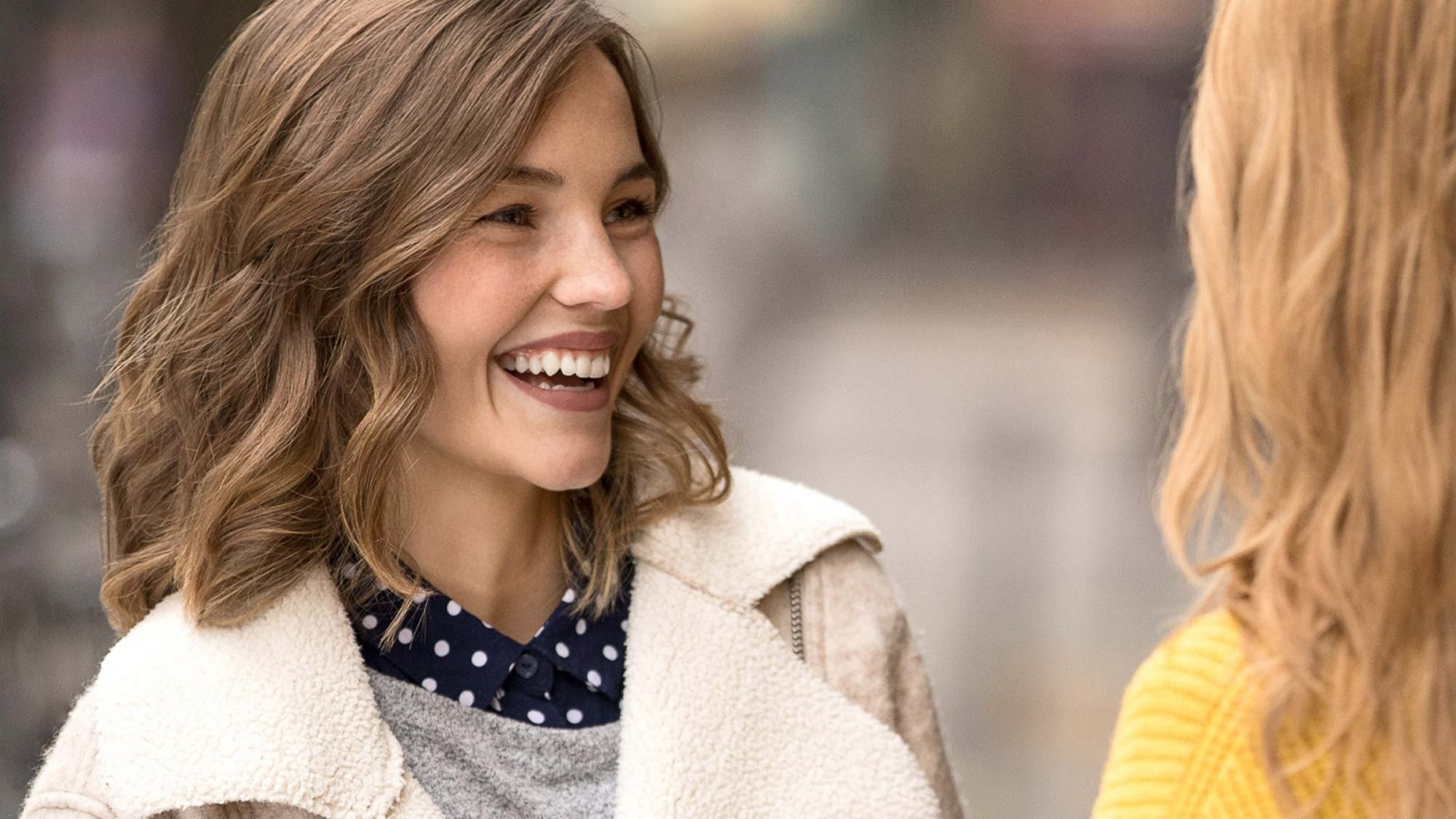 Žena sa usmieva počas rozhovoru