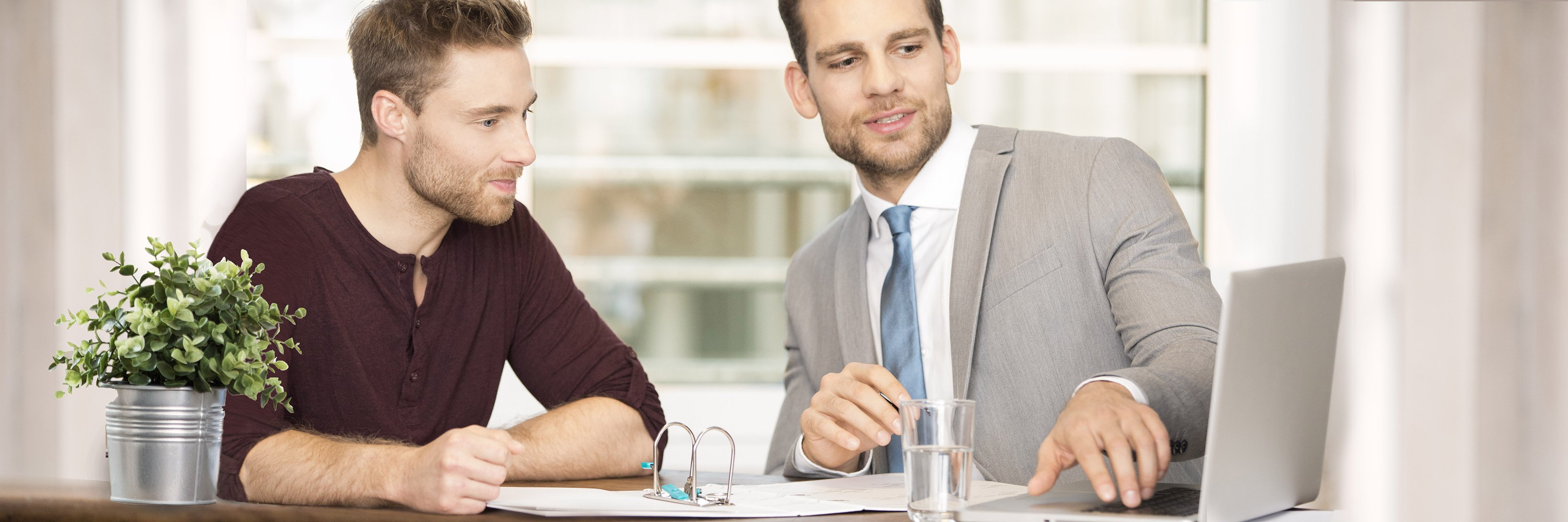 Finančný poradca v rozhovore so zákazníkom