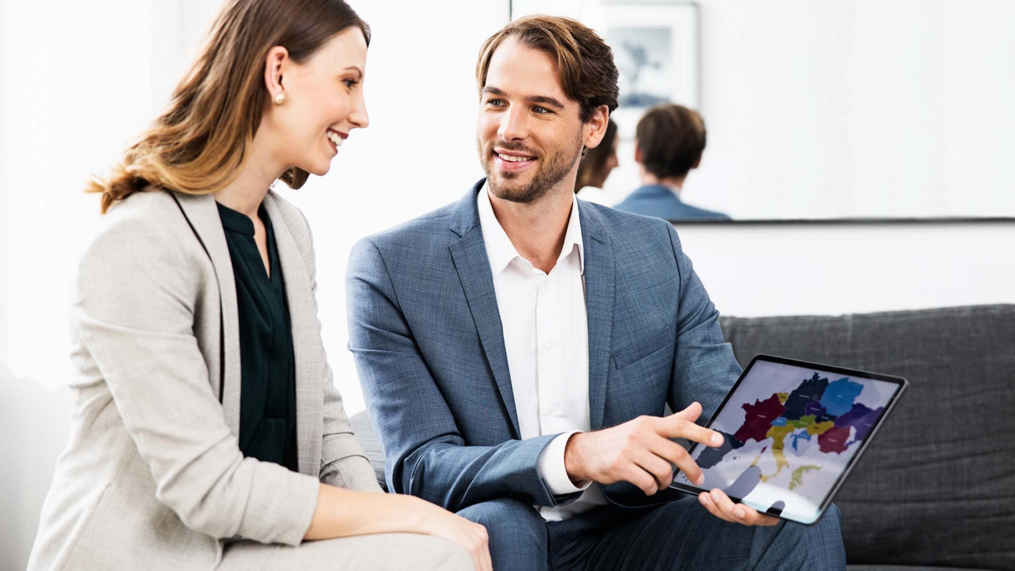 Finančný poradca na konzultácii so ženou