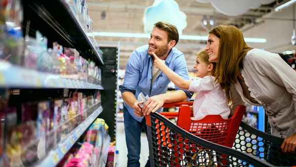 Rodina nakupuje v supermarketu