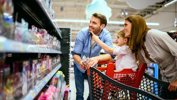 Rodina nakupuje v supermarketu Rodina nakupuje v supermarketu