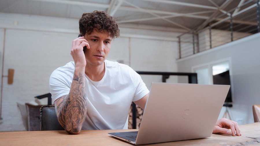 Spokojný finančný poradca OVB za stolom