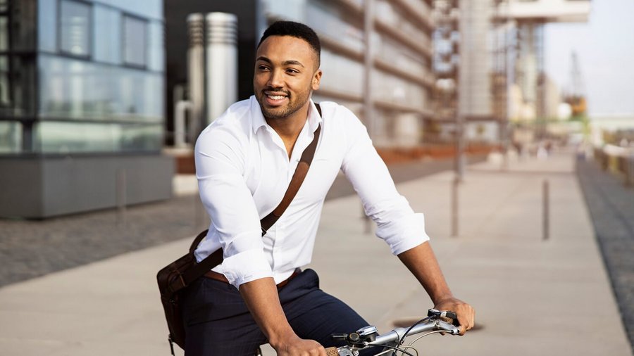 Mladý uchádzač na bicykli ako finančný poradca OVB