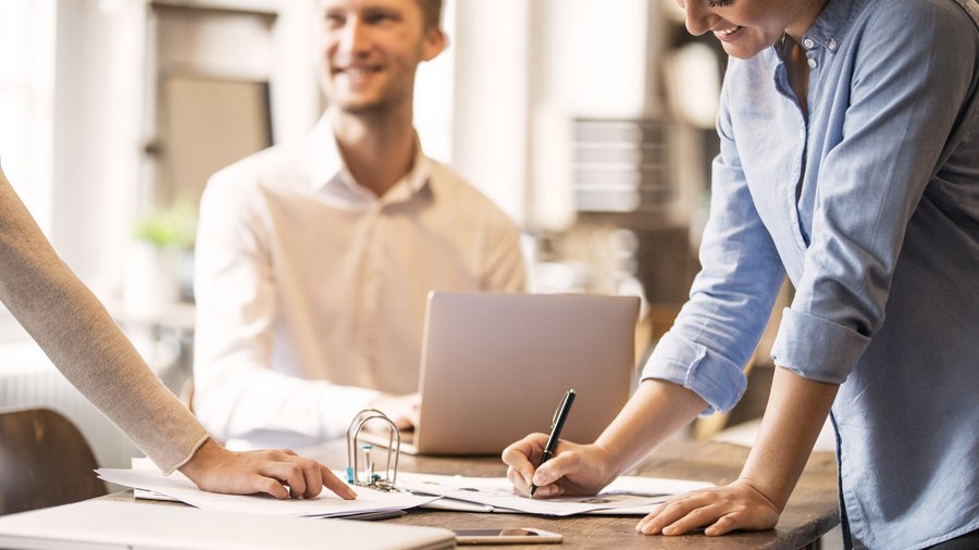 Finančný poradca pri práci s kolegami v kancelárii