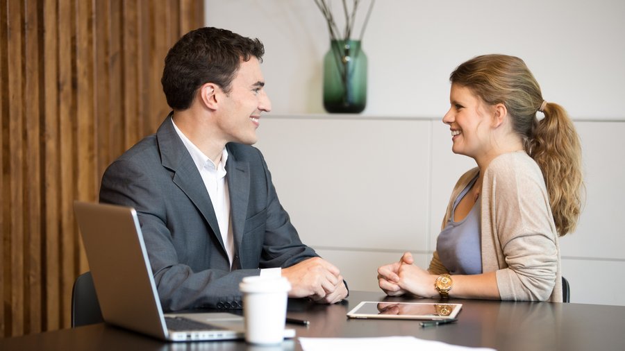 Finančný poradca v rozhovore so zákazníčkou