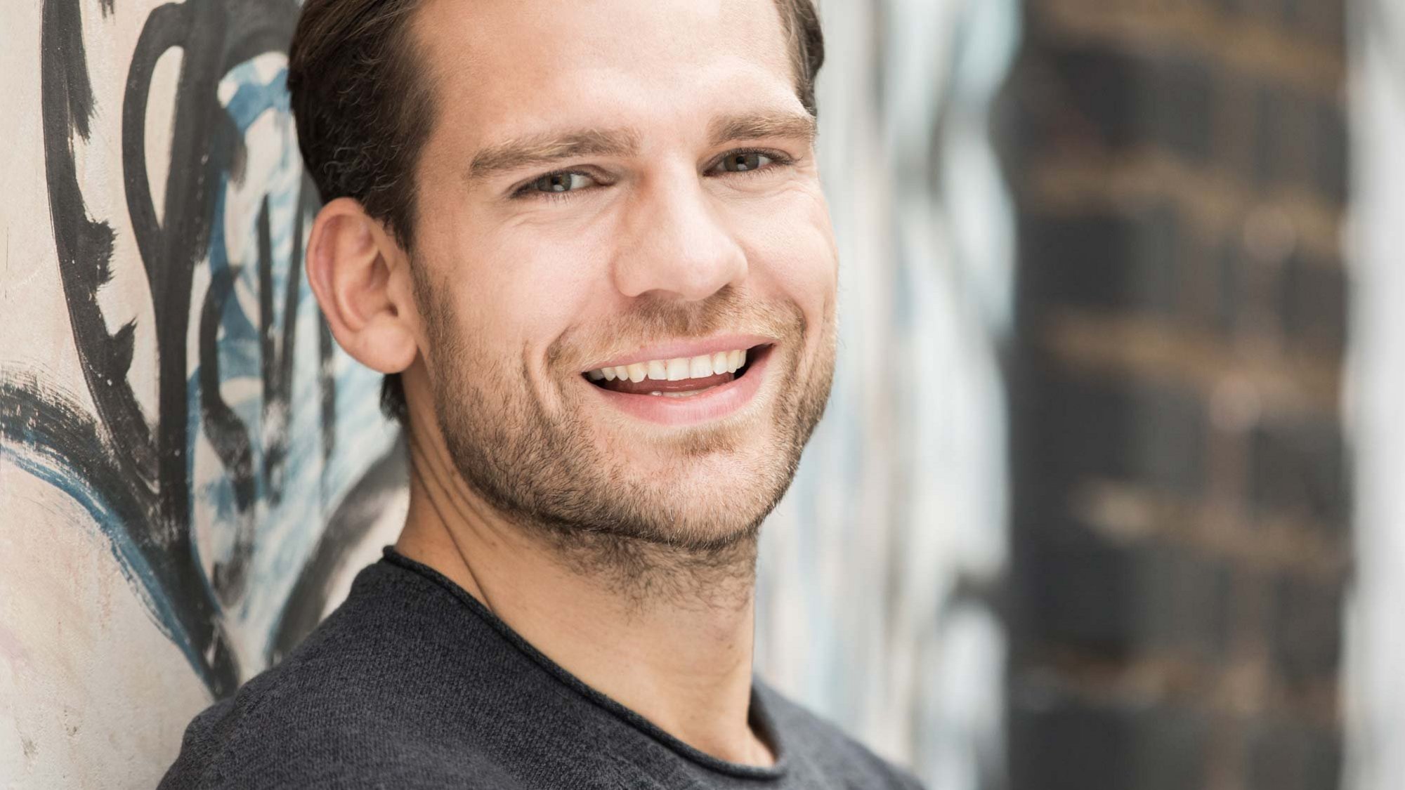 Muž sa usmieva do kamery