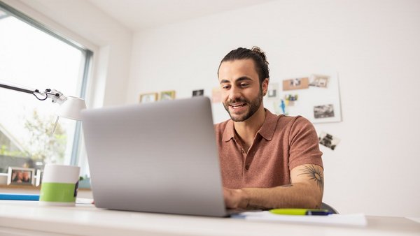 Práca z domu, muž na laptope – Home office v OVB