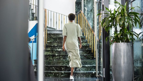 Žena na schodisku – Kariérny štart Žena na schodisku – Kariérny štart
