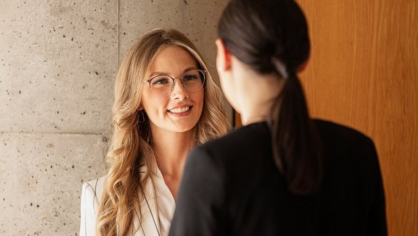 Uchádzač v okuliaroch sa rozpráva s finančným poradcom OVB