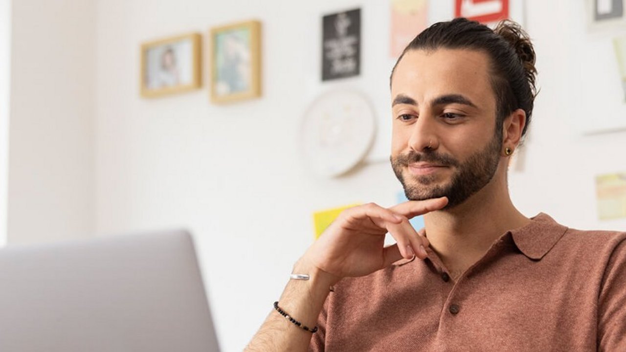 Muž sa pozerá na notebook, aby získal informácie