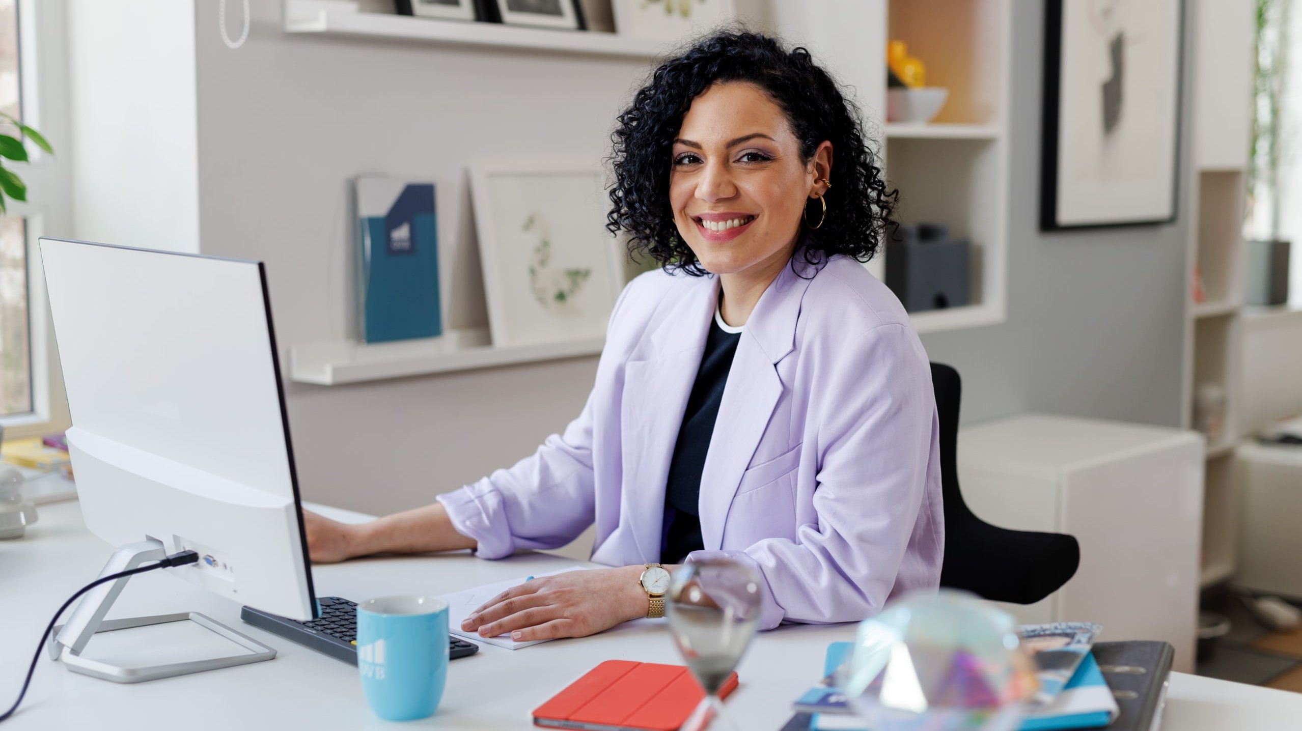 Finančná poradkyňa sa usmieva do kamery