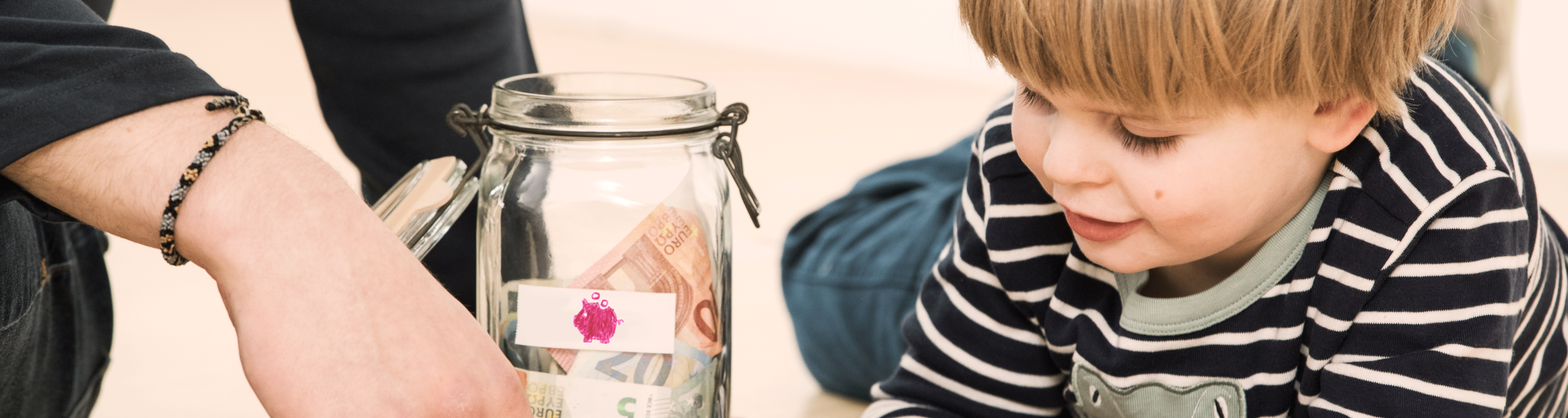 Detailný záber chlapca s pokladničkou